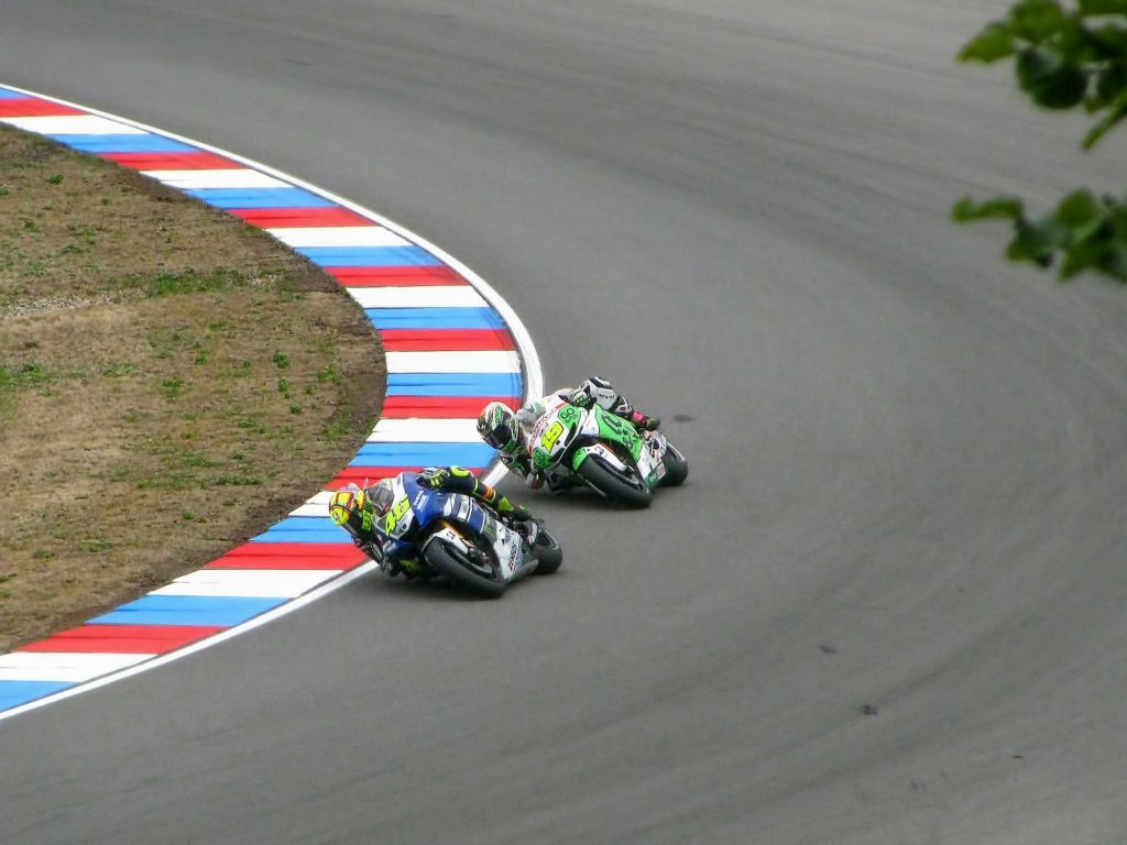 Rossi y Bautista en pista