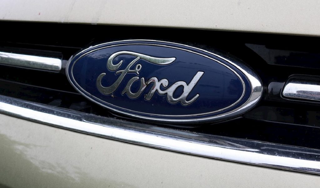 el logo de Ford sobre una camioneta