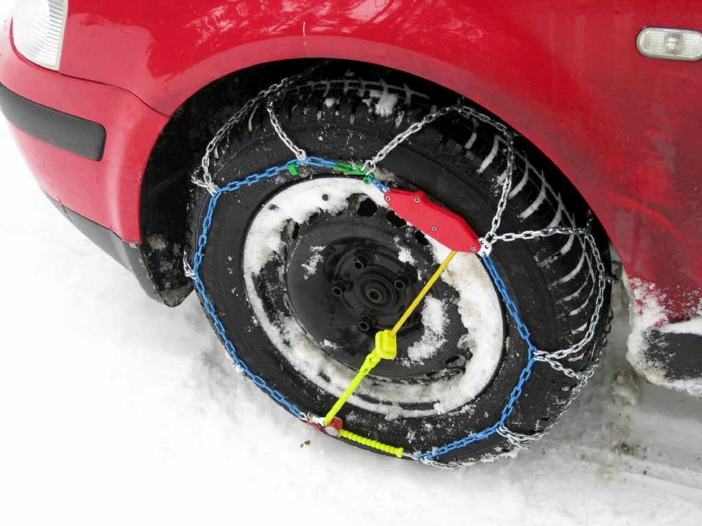 las cadenas de nieve te ayudan a conducir sobre nieve
