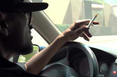 ¿Es ilegal fumar mientras se conduce?